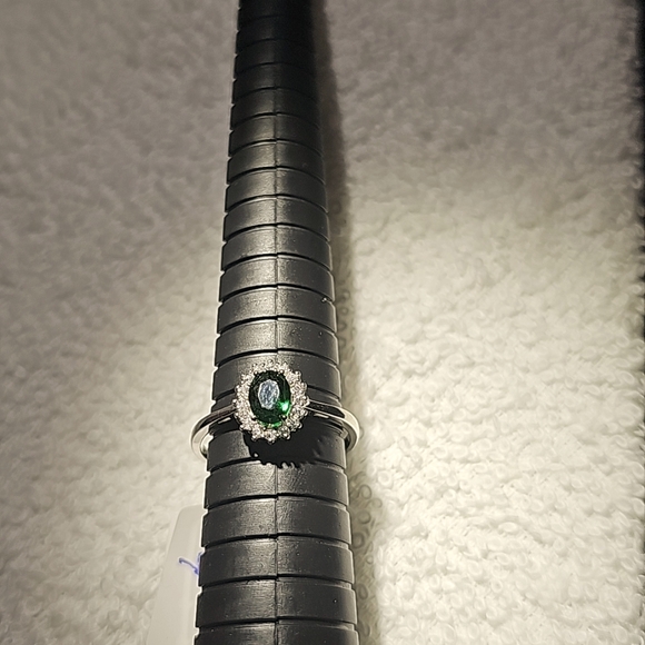 Vintage Style Emerald Ring - Picture 3 of 3